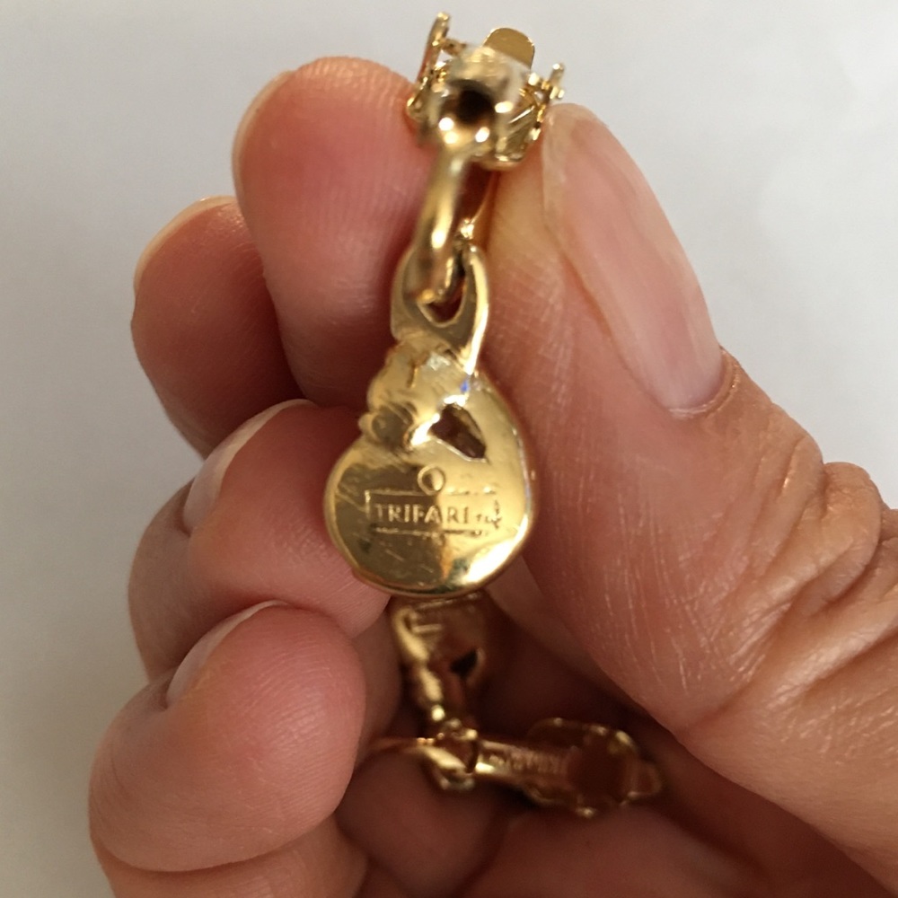 Trifari simulant pearl & diamond plated earrings - Picture 4 of 6